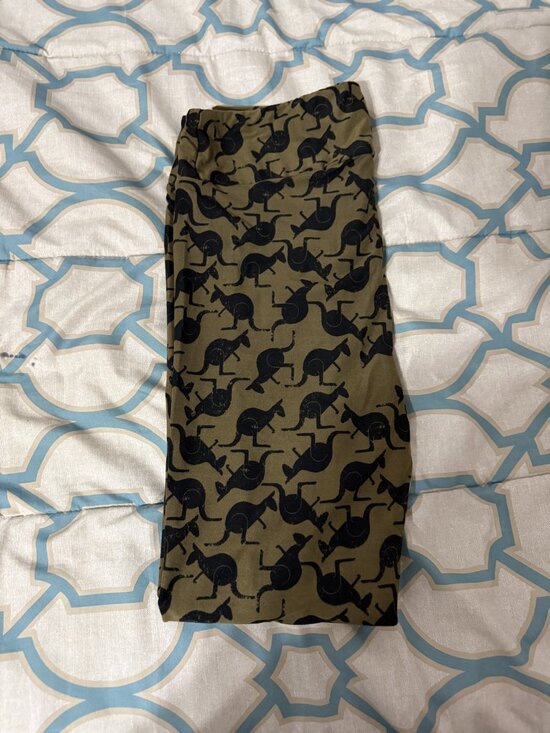 LuLaRoe Pants - NWOT LuLaRoe Olive Black Kangaroo Leggings Tall & Curvy 💚